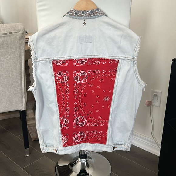 Levi’s Trucker Upcycled Lightwash Denim Vest Red Paisley Bandana Print Unisex - Picture 16 of 17